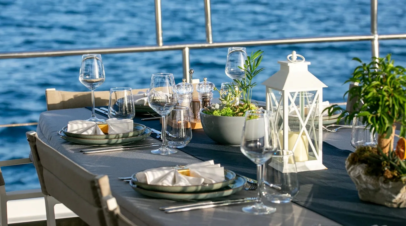 exterior dining area 04.jpg