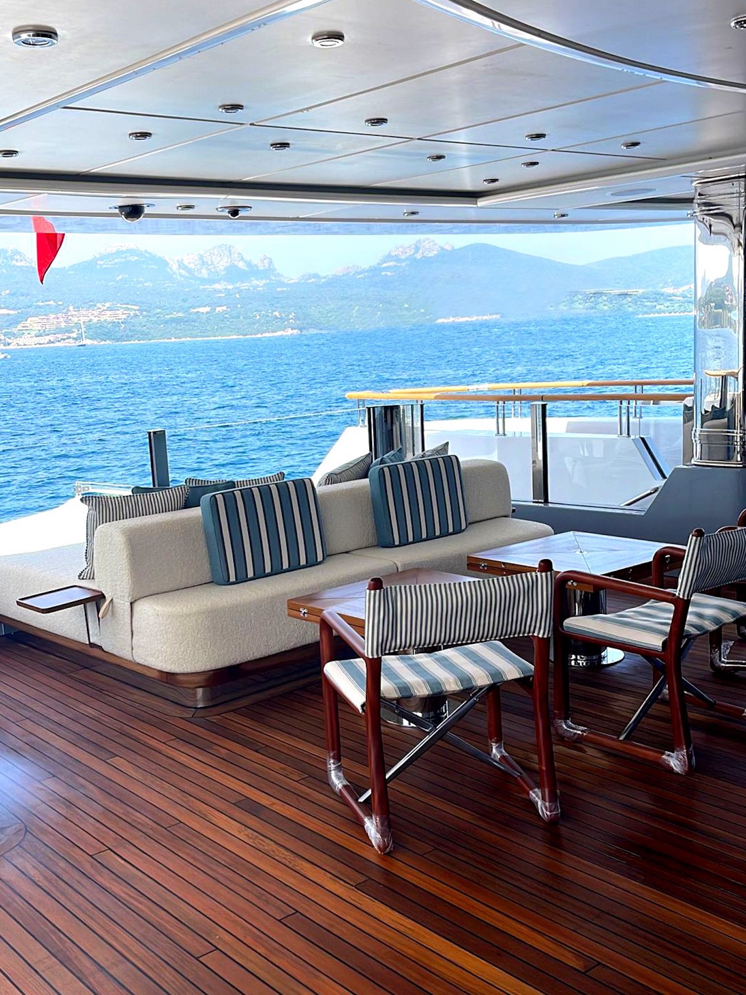 exterior seating aft deck .jpg