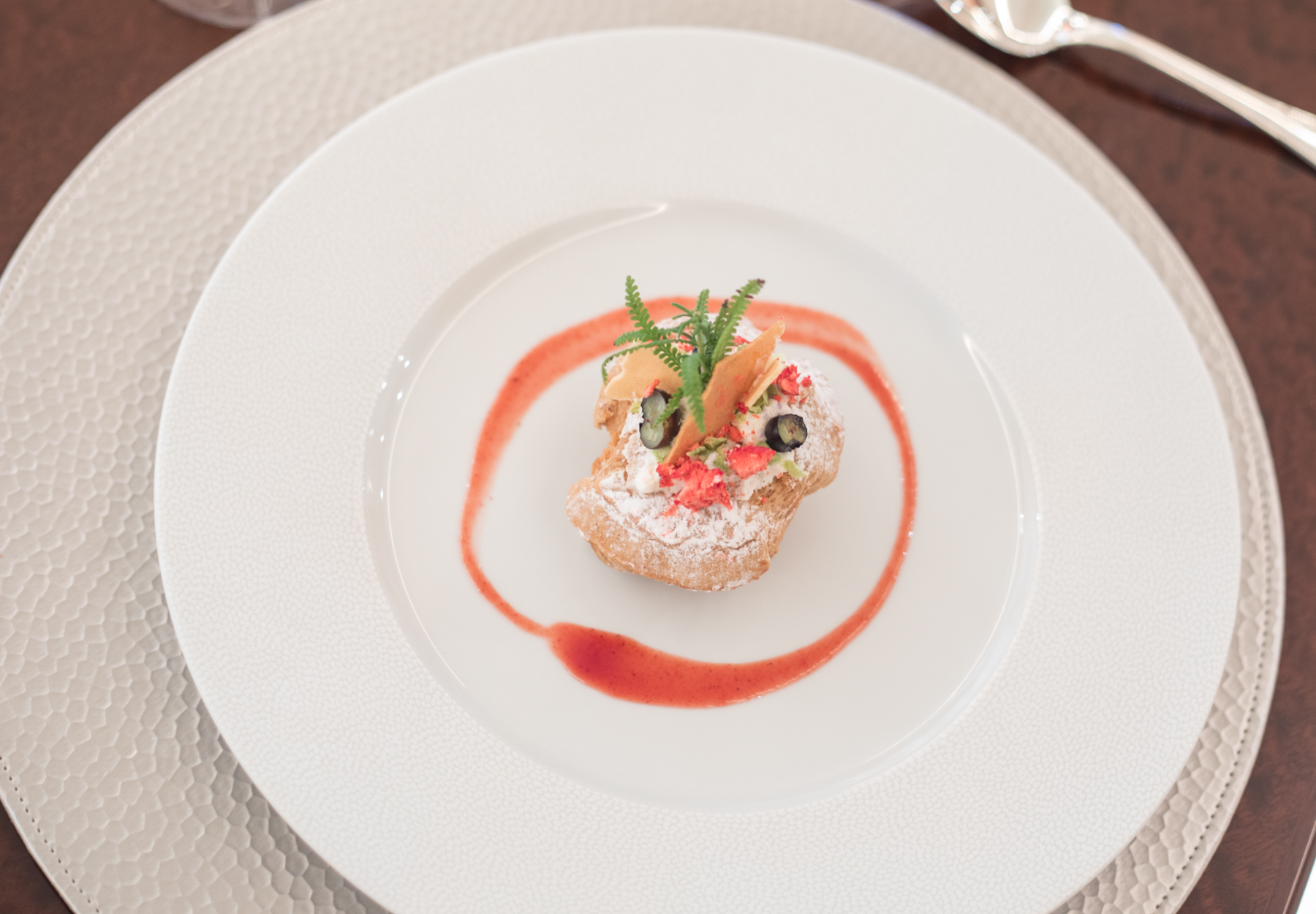 fine dining on yacht - Photo © Quin BISSET.jpg