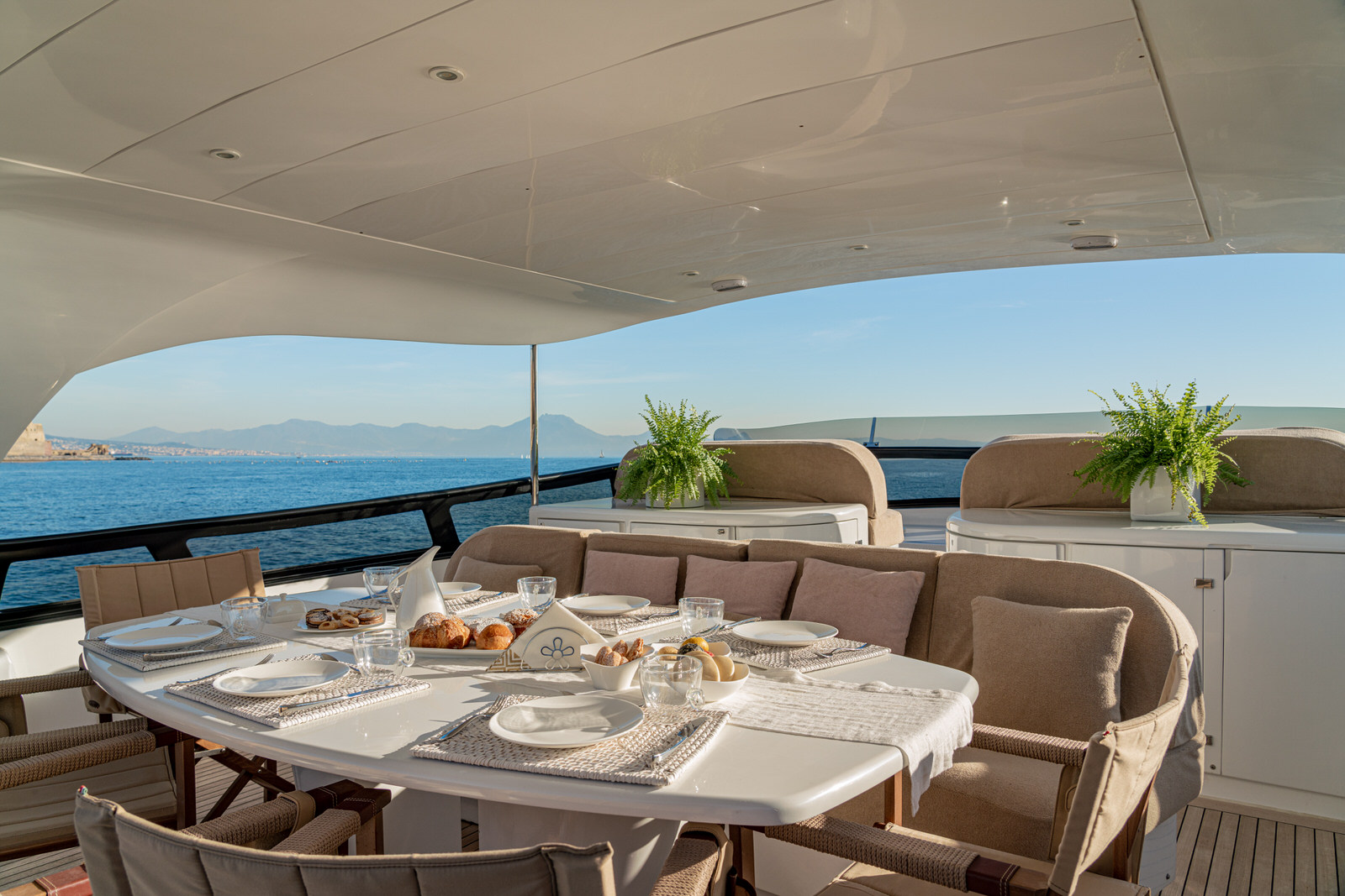 flybridge - alfresco dining.jpg