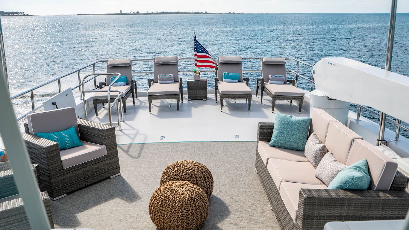 flybridge aft seating area.jpg