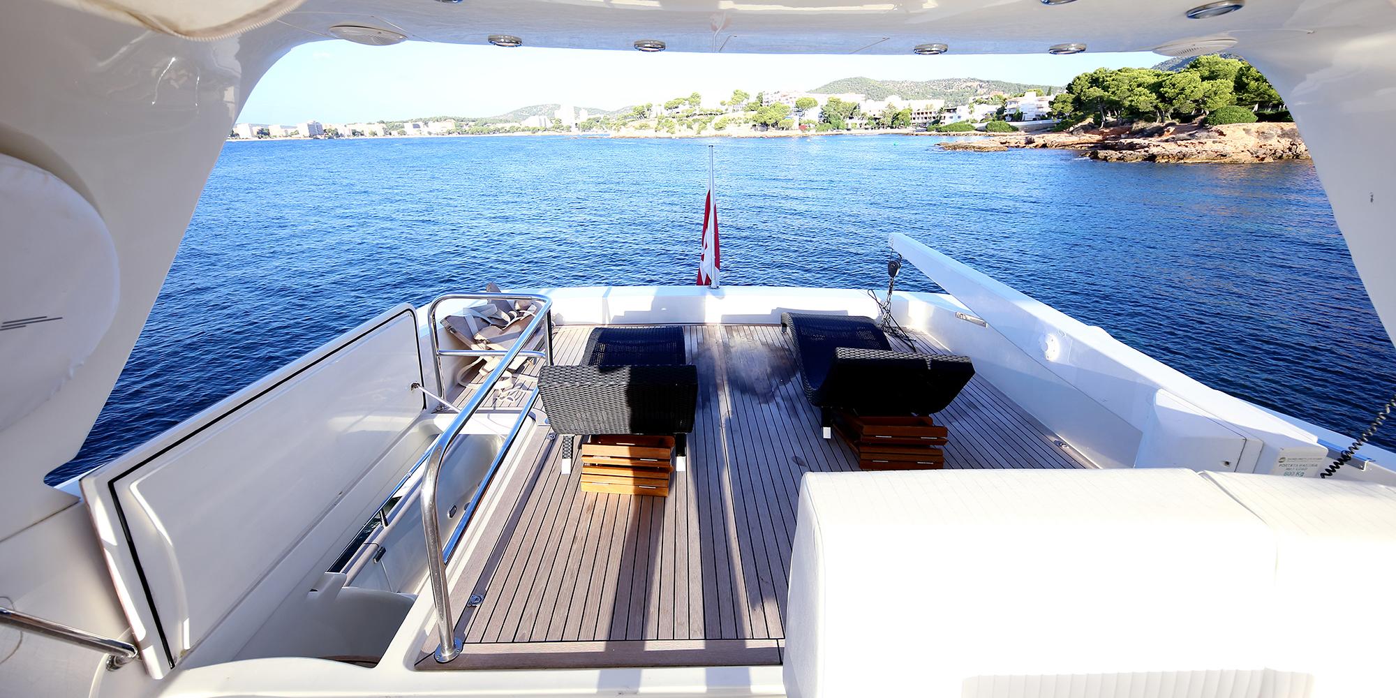 flybridge aft.jpg