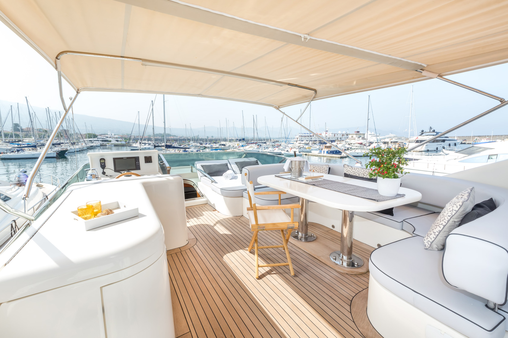 flybridge dining .jpg