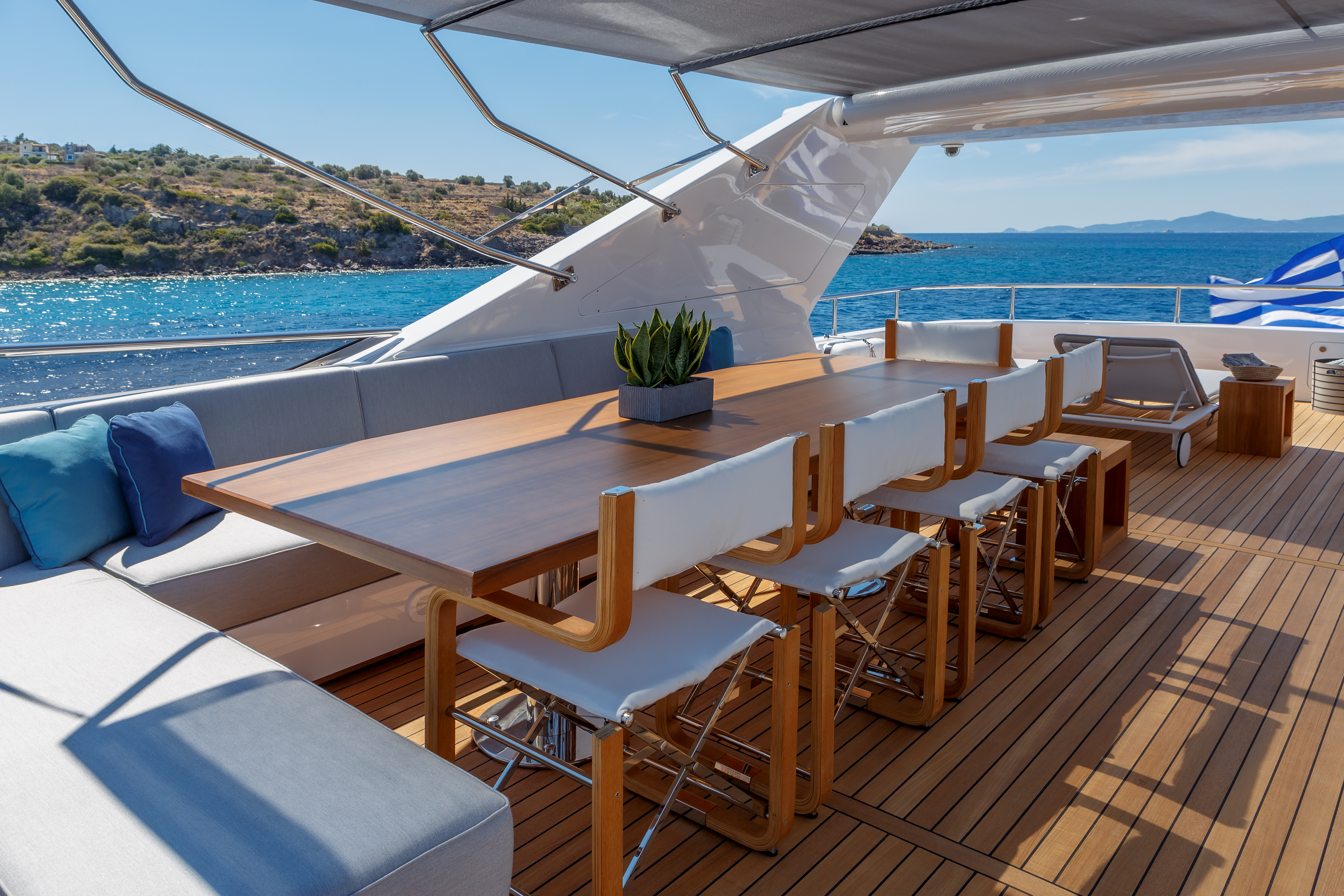 flybridge dining alfresc.jpg