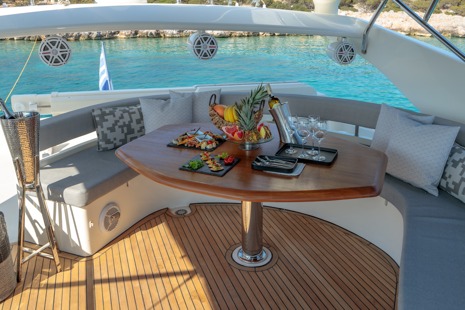 flybridge seating and dining area.jpg