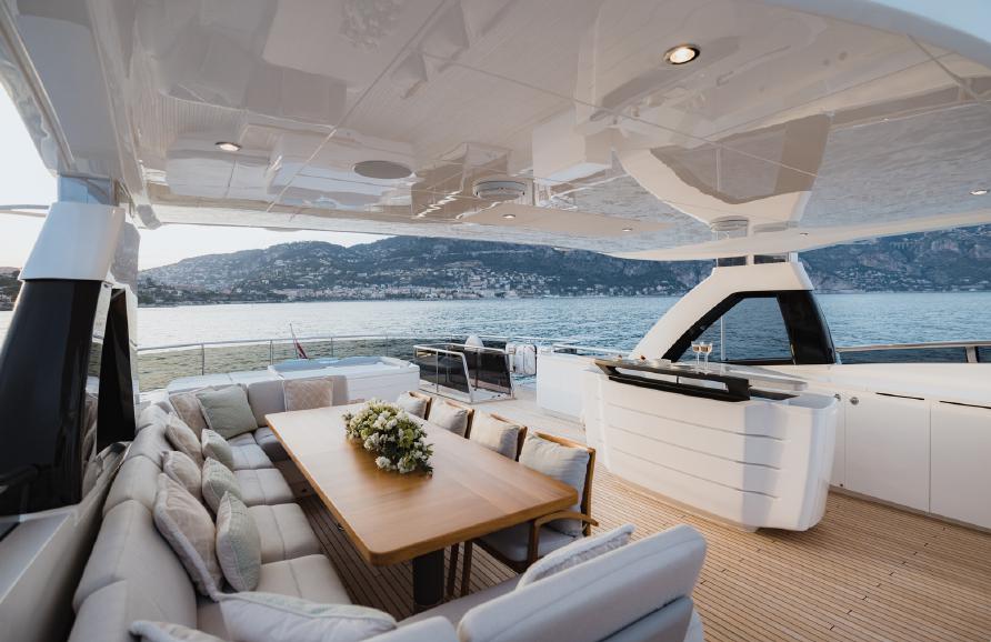 flybridge seating and jacuzzi.jpg