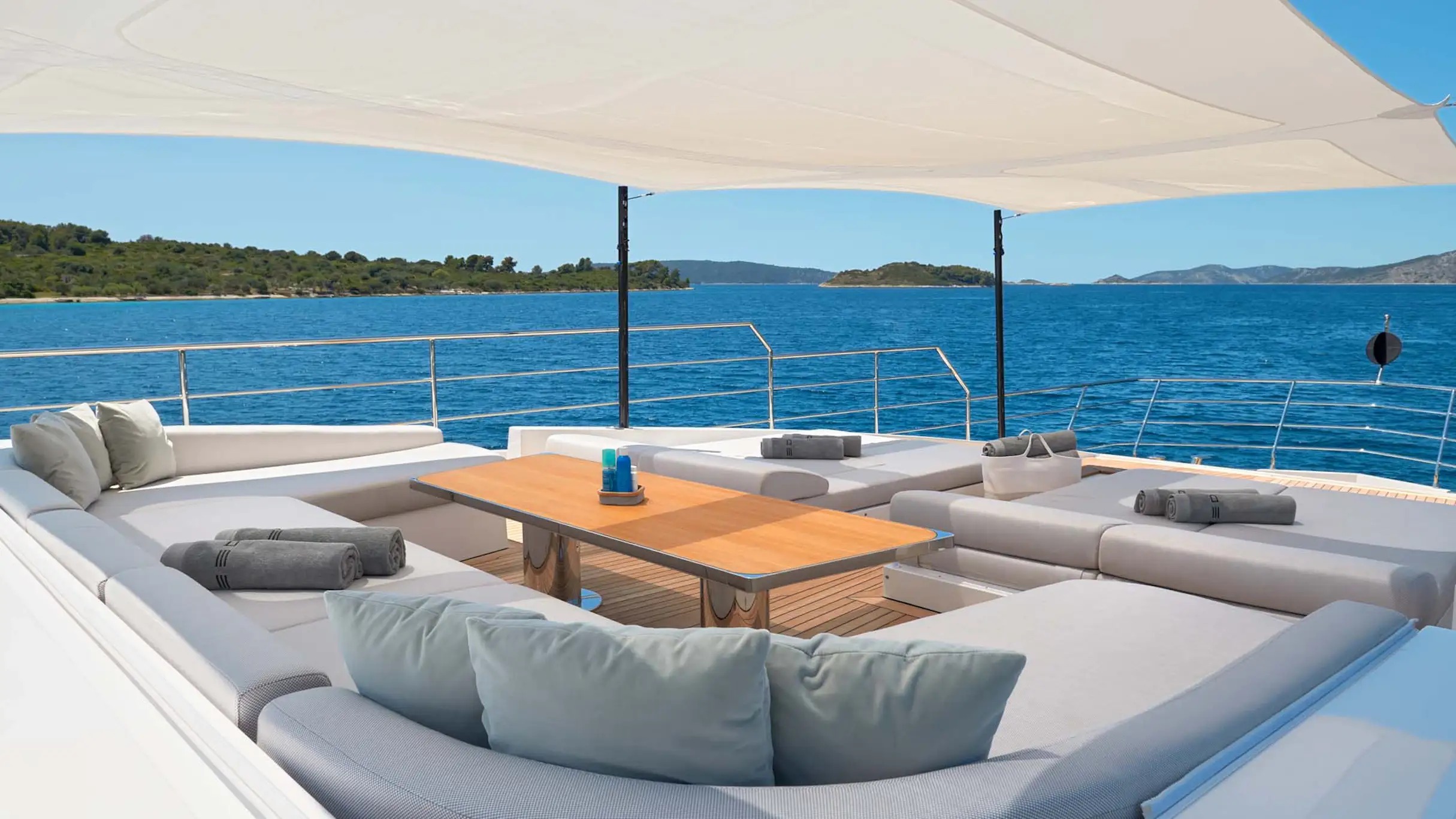 fore deck seating .jpg