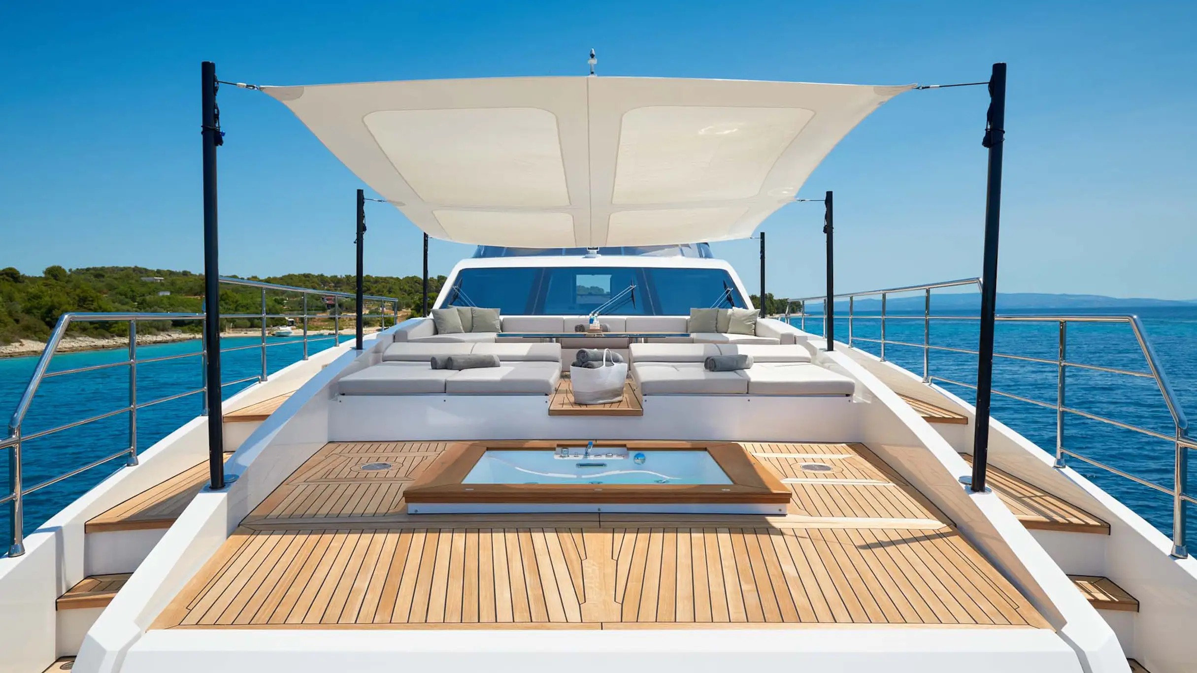 fore deck sunbathing area.jpg