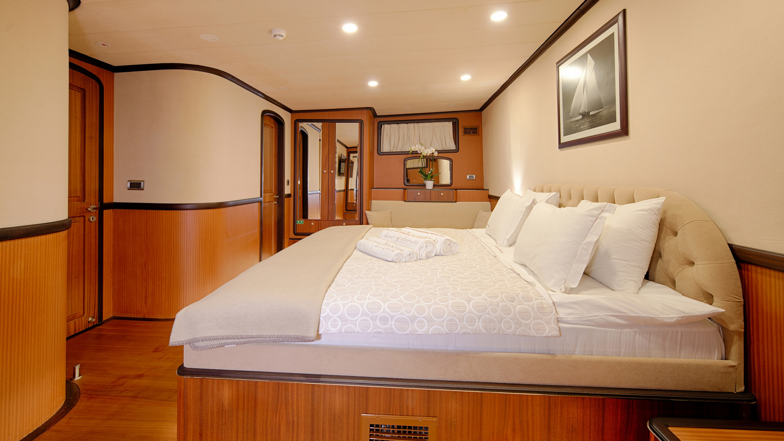 fore master luxury cabin .jpg