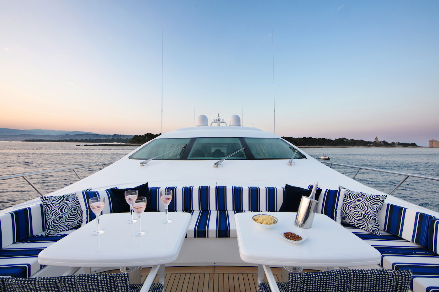 foredeck dining option.jpg