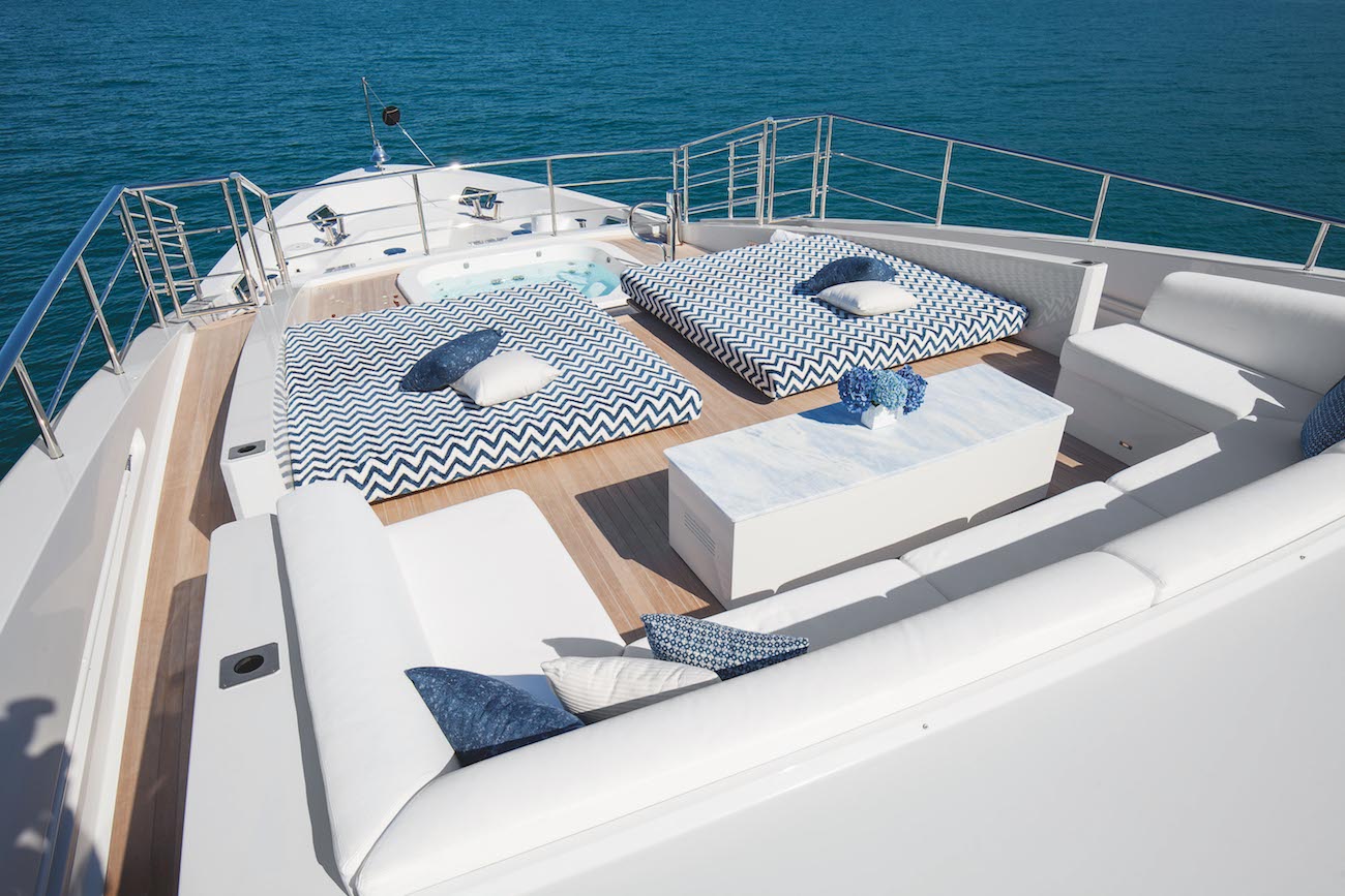foredeck sunbathing and bathing area.jpg