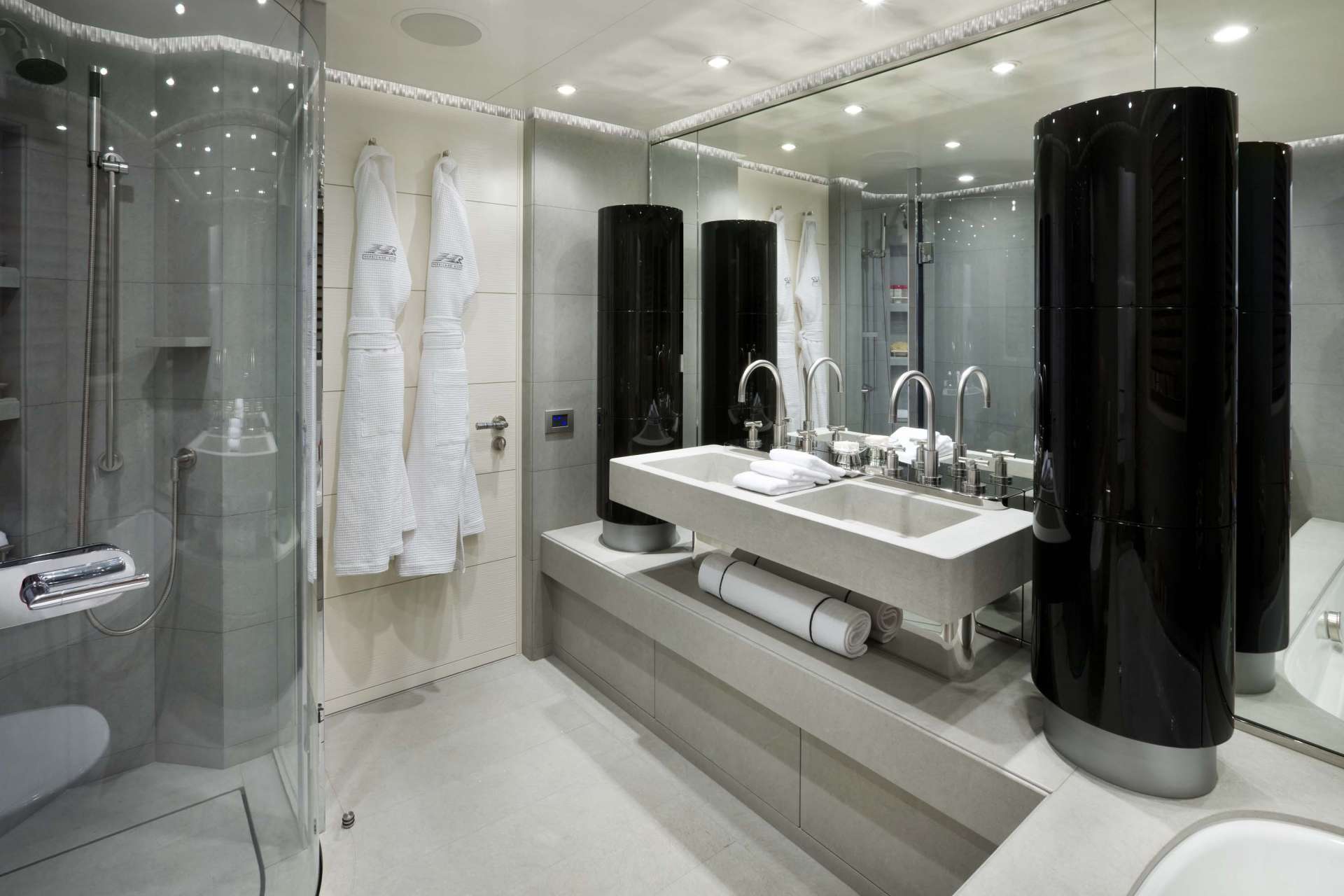 guest bathroom - Photo Feadship.jpg