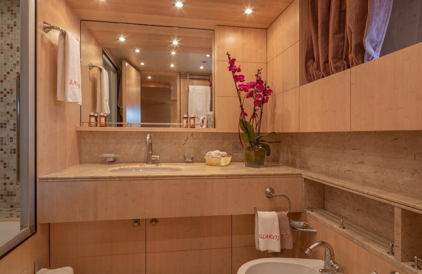 guest bathroom 02.jpg