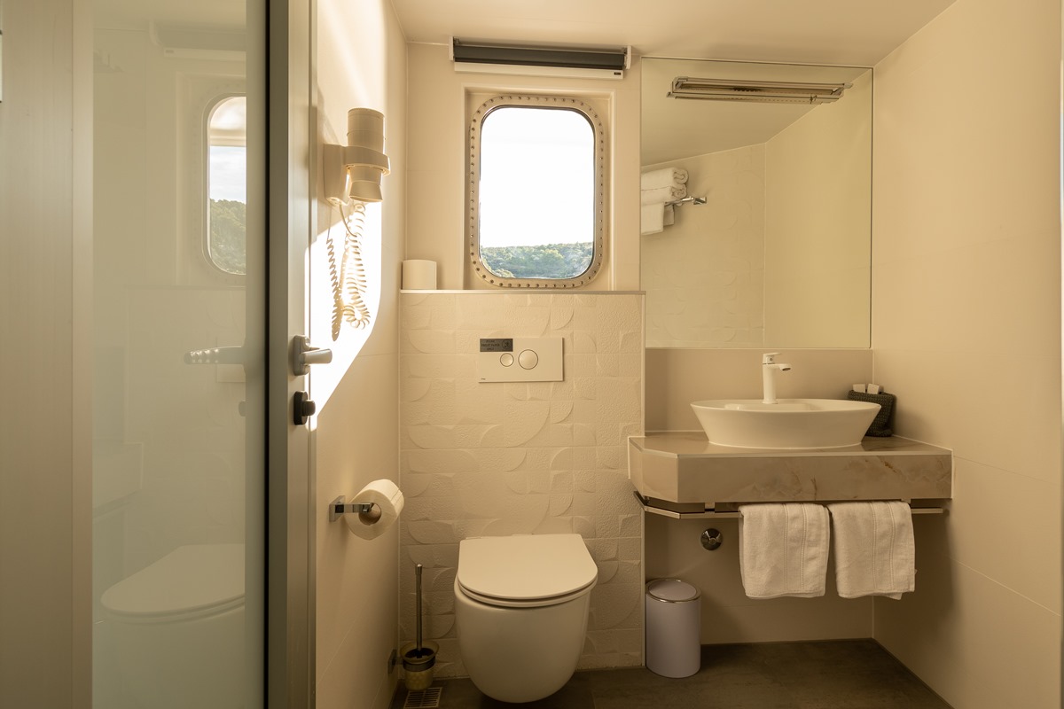 guest cabin bathroom .jpg