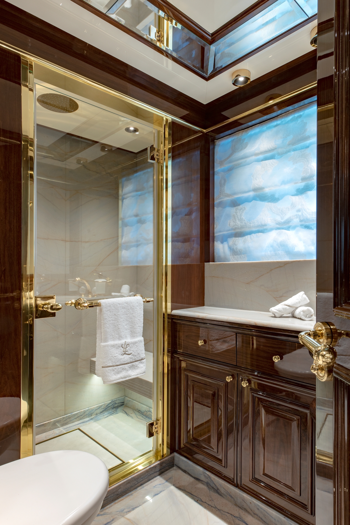guest cabin ensuite - lower deck portside .jpg