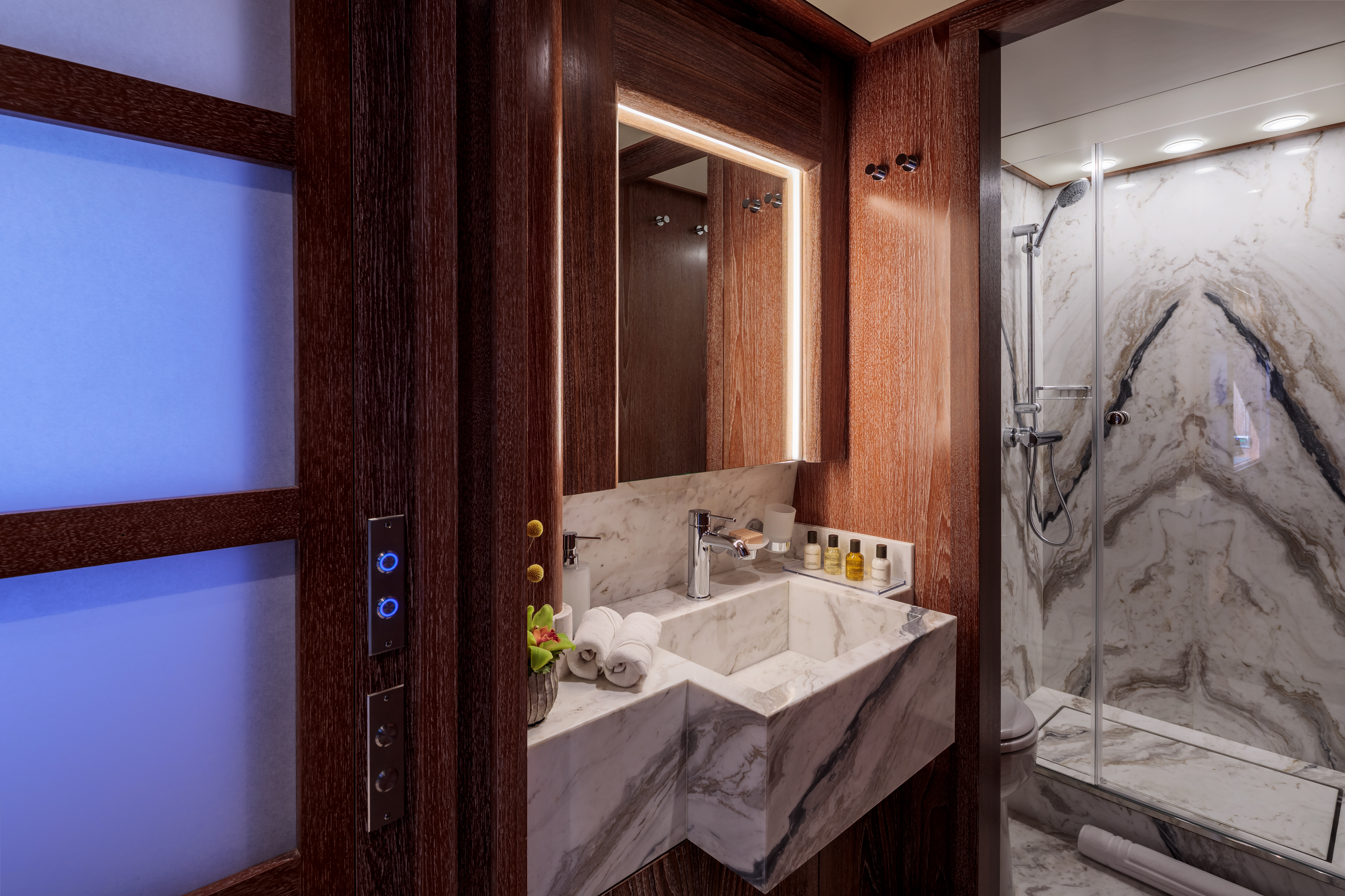 guest double ensuite.jpg