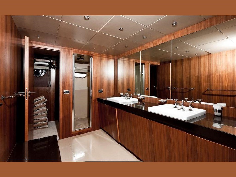 guest ensuite.jpg