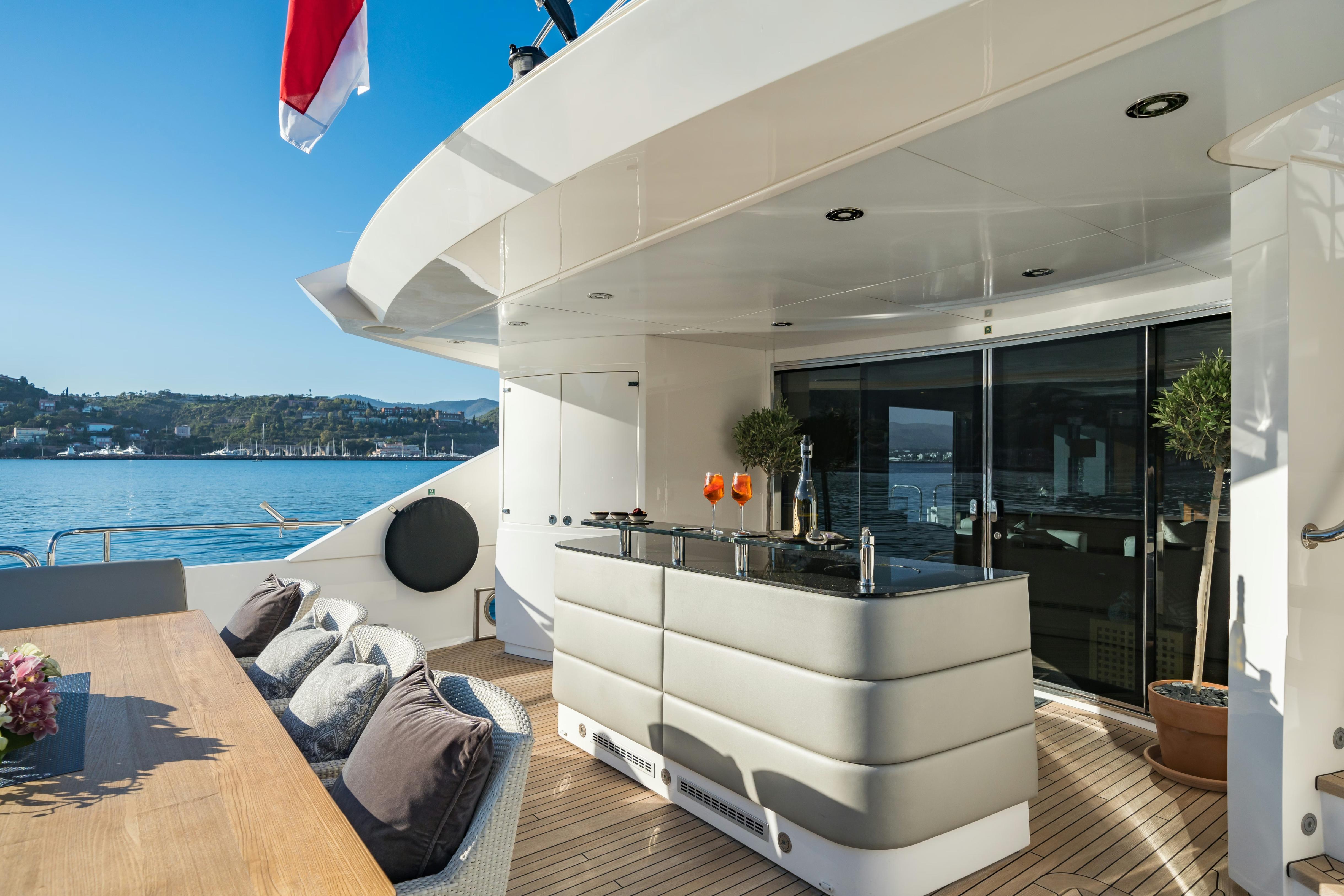 imgi_166_1716888364-004-lady-volantis-main-deck-aft-bar.jpg