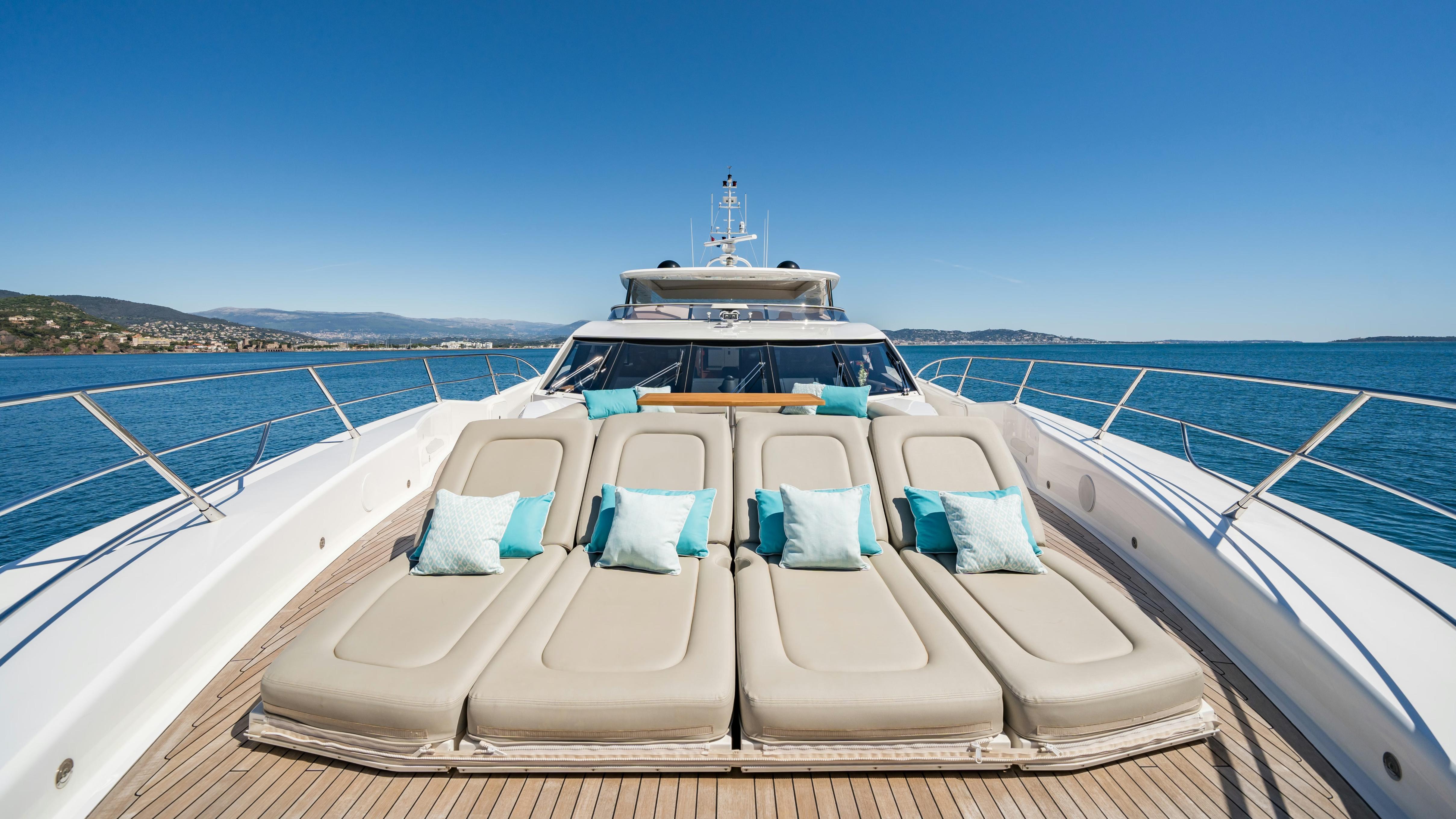 imgi_168_1716888364-006-lady-volantis-foredeck.jpg