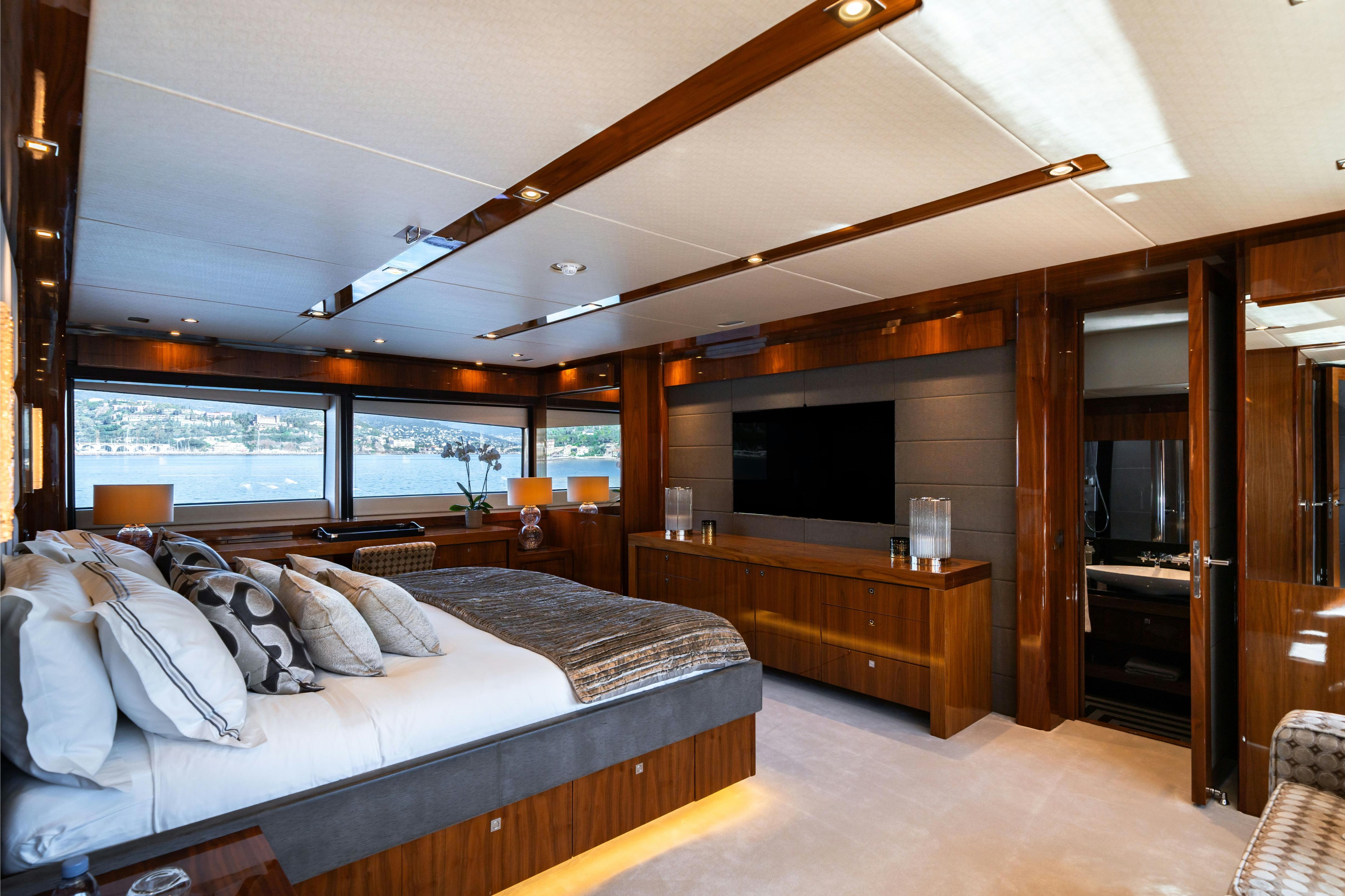 imgi_177_1716888361-015-lady-volantis-master-stateroom-2.jpg
