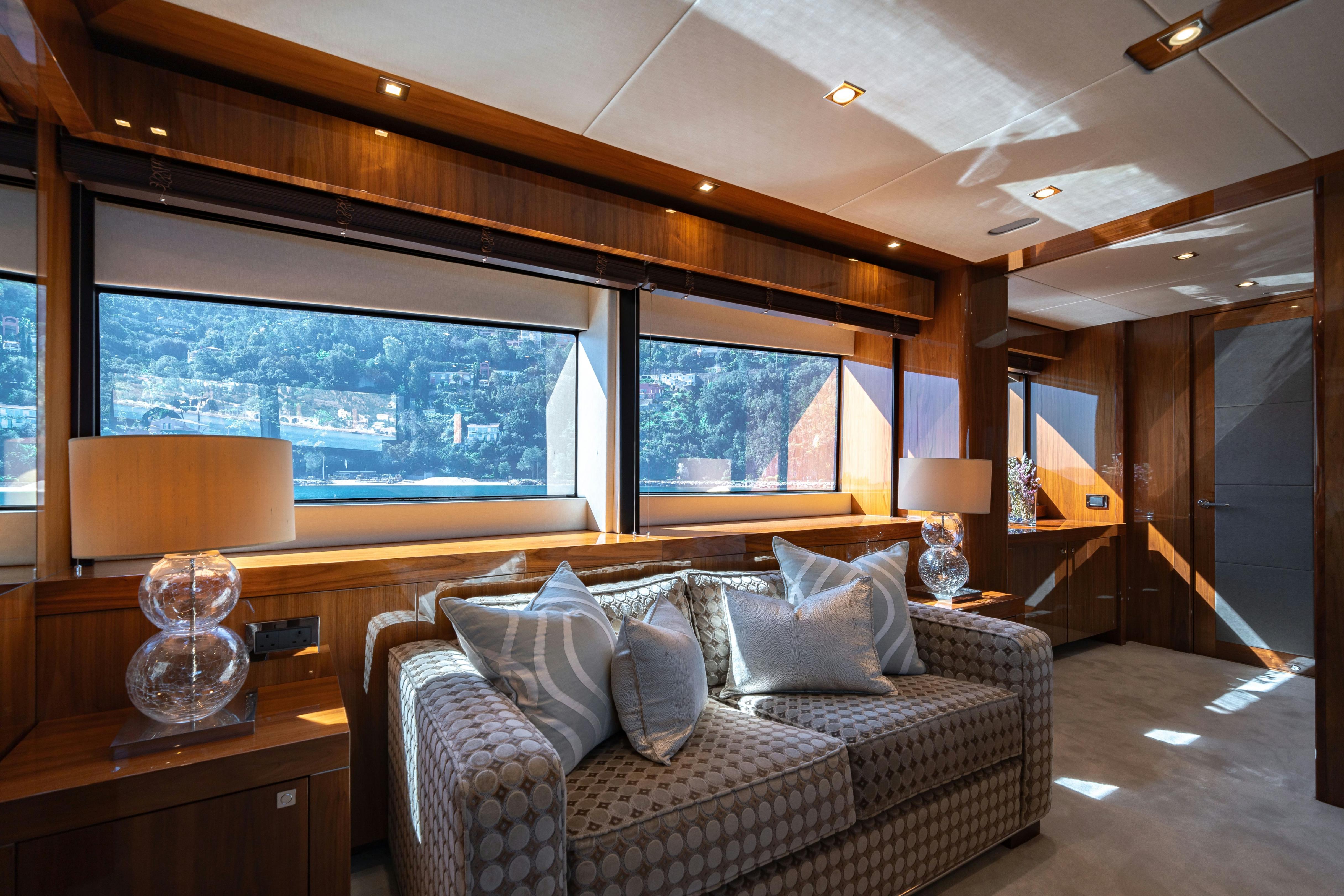 imgi_178_1716888363-016-lady-volantis-master-stateroom-2.jpg