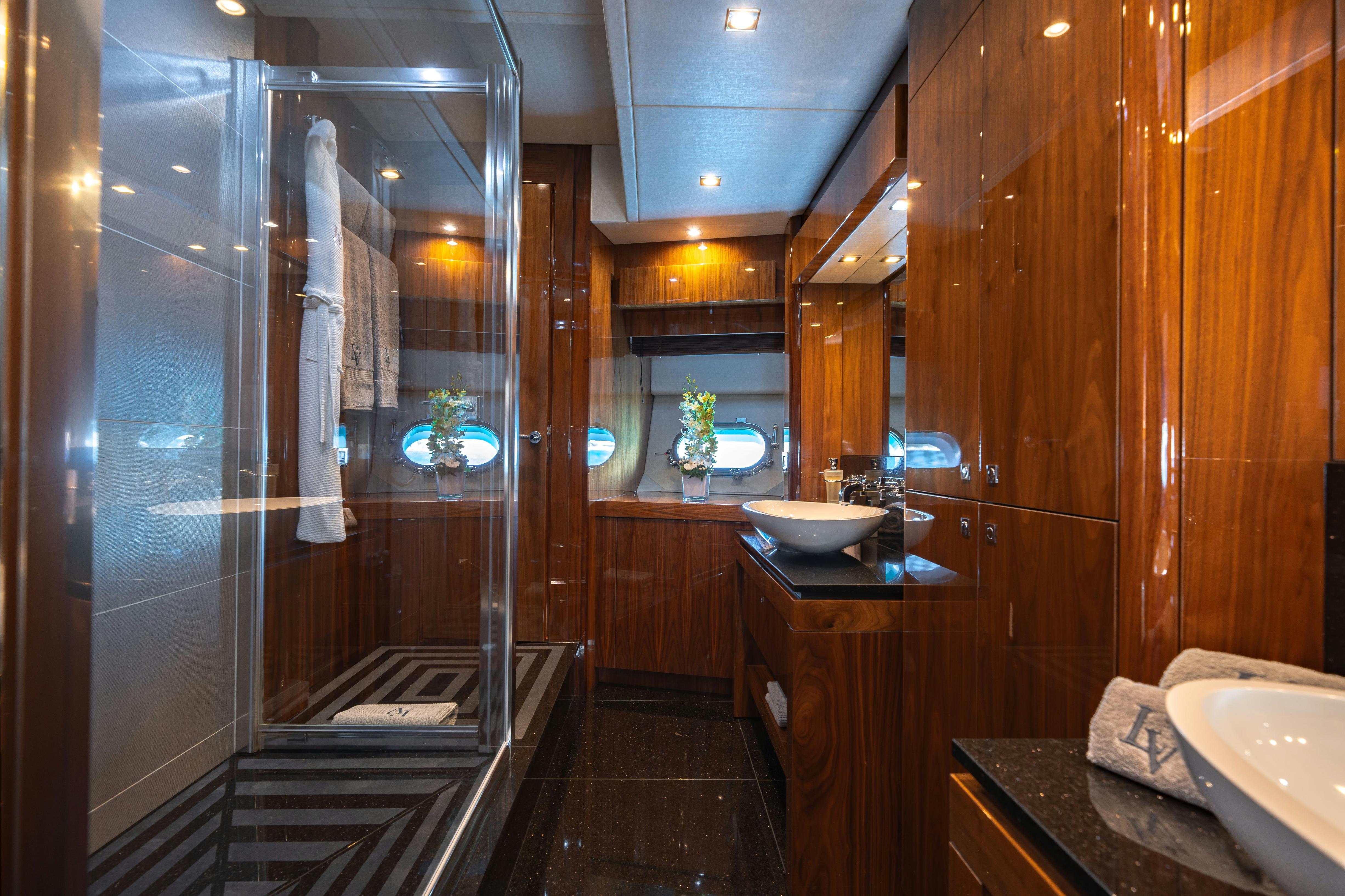 imgi_179_1716888363-017-lady-volantis-master-stateroom.jpg