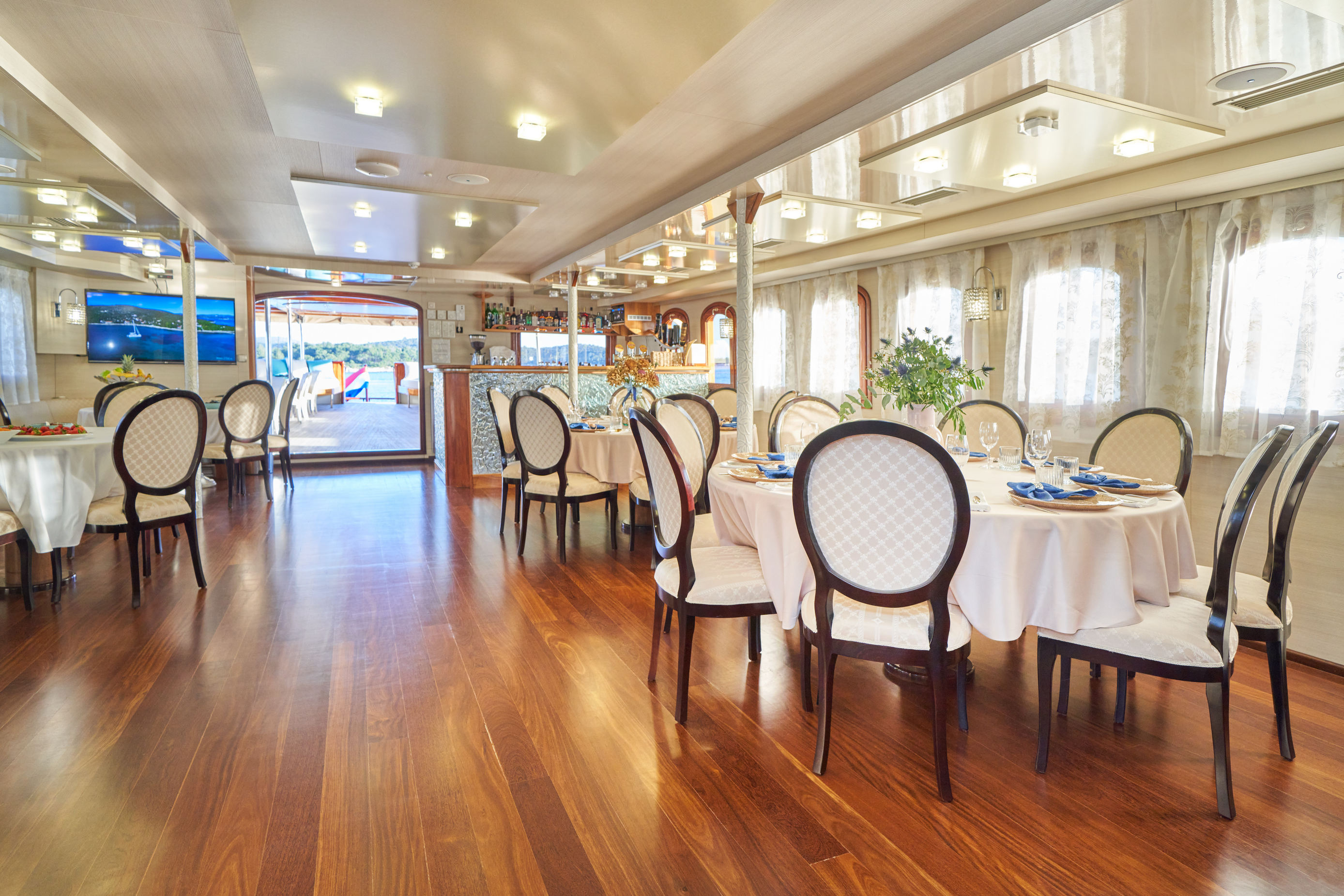 interior dining saloon.jpg
