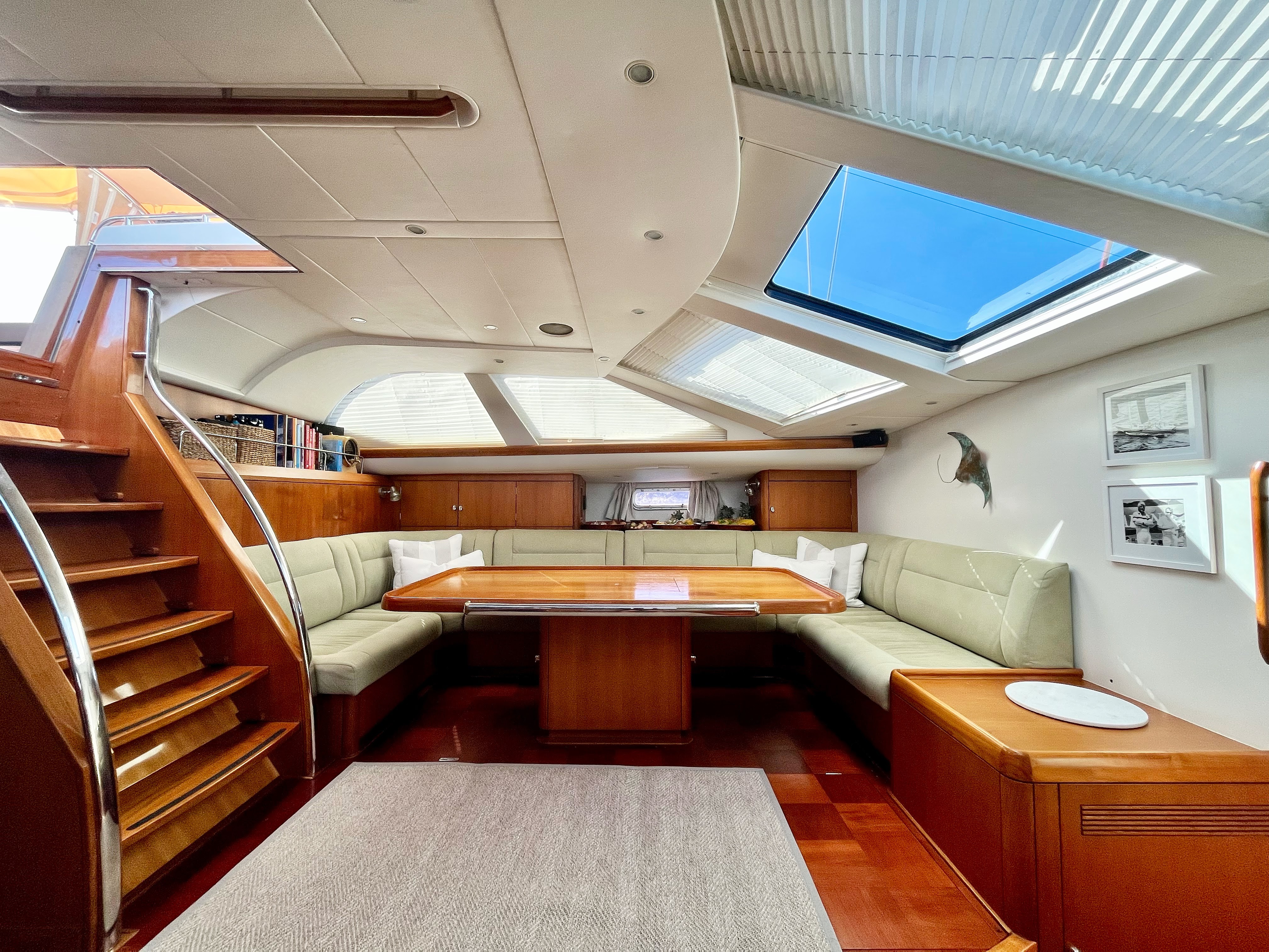 interior saloon .jpg