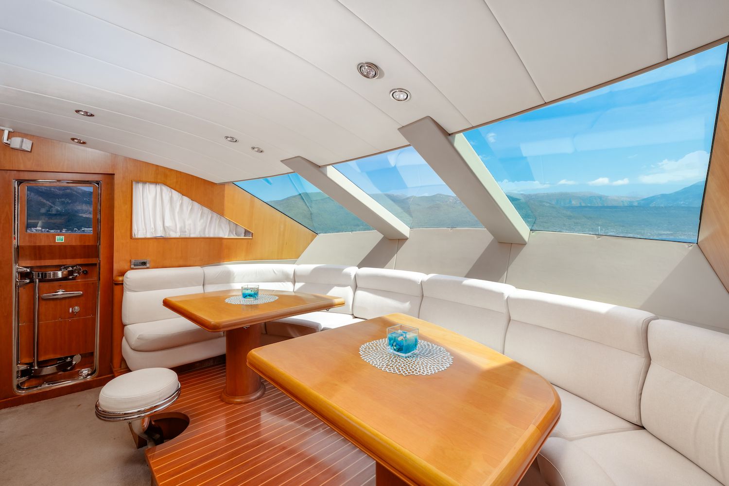 interior seating and breakfast area.jpg