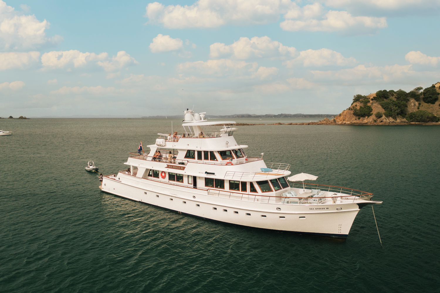 luxury motor yacht SEA BREEZE III .png