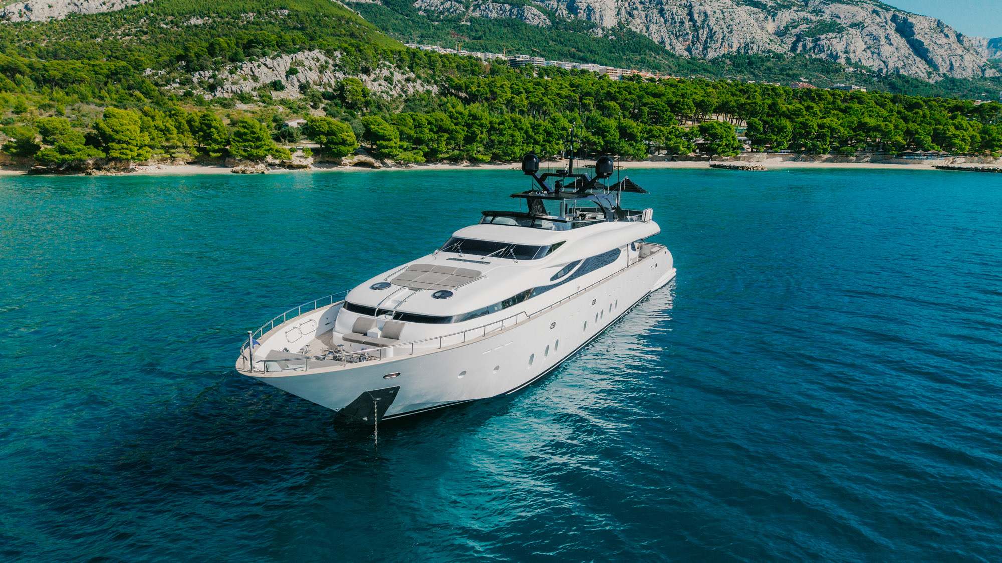 luxury yacht .jpg