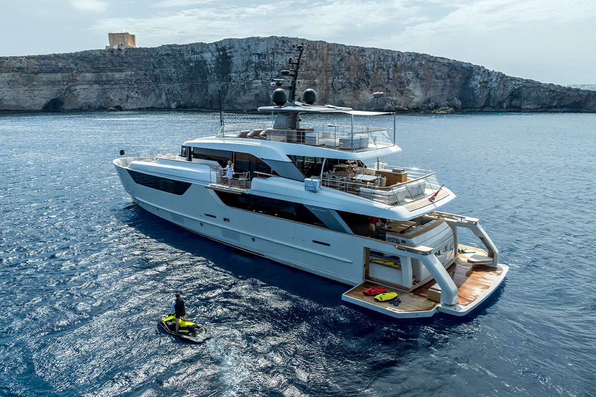 luxury yacht UNIQUE S.jpg