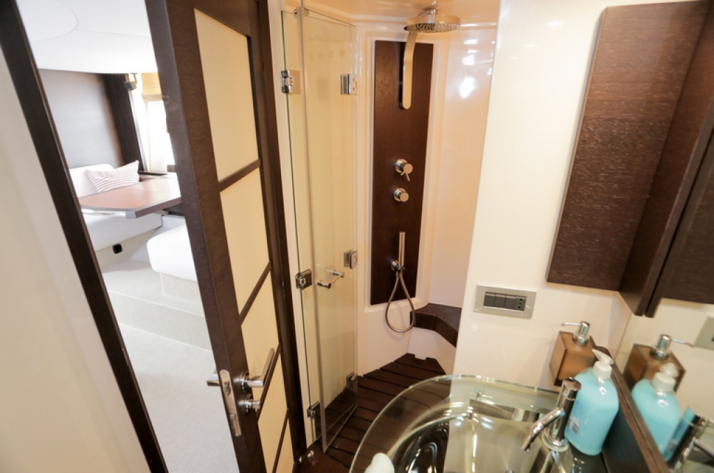 main cabin - bathroom. .jpg