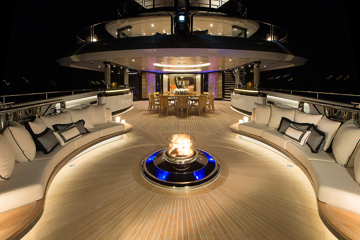 main deck aft by night Photo Guillaume Plisson.jpg