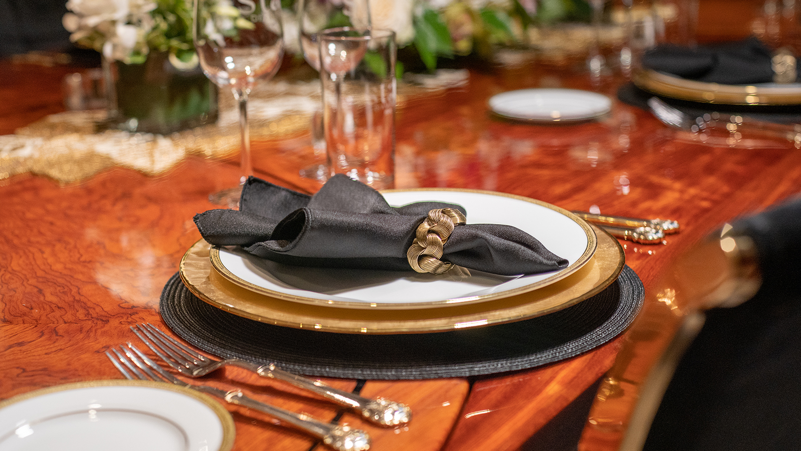 main saloon - table setting detail.jpg