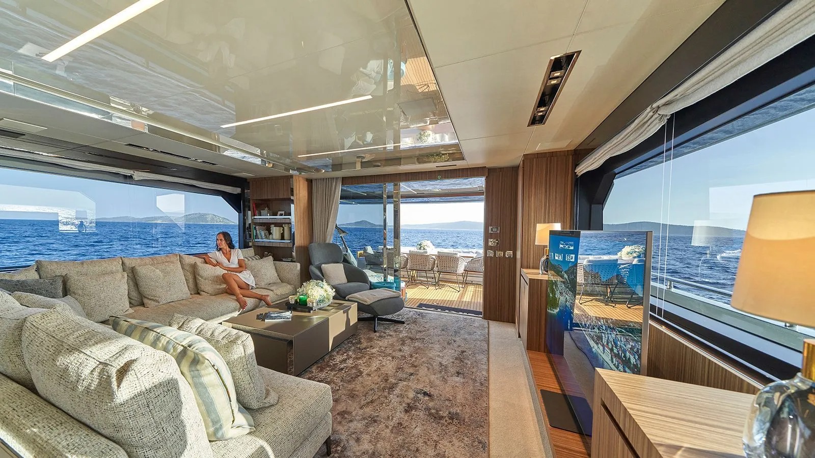 main saloon with amazing views.jpg