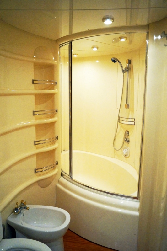 master bath tub .jpg
