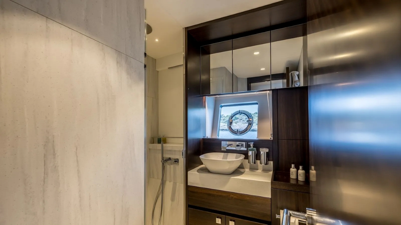 master bathroom 02.jpg