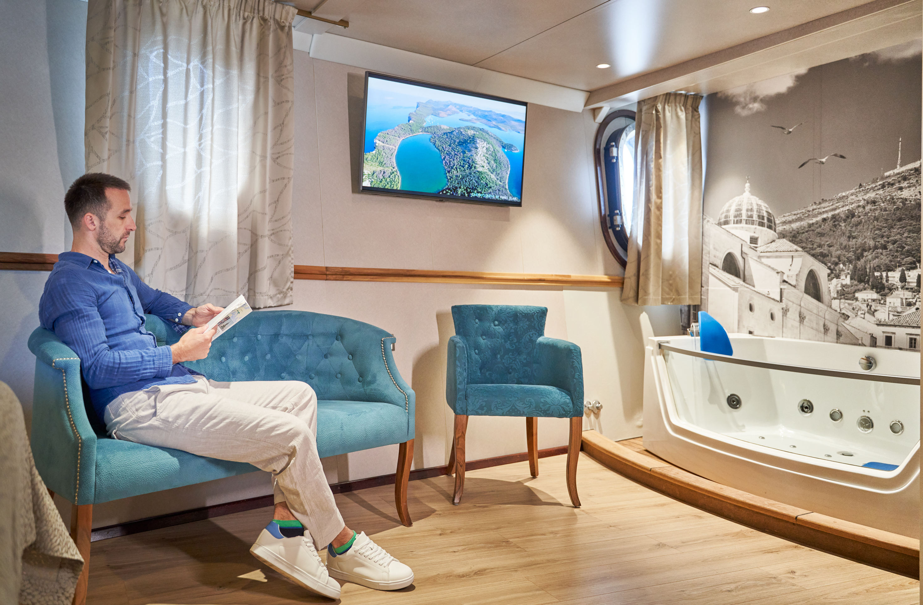 master cabin bath.jpg