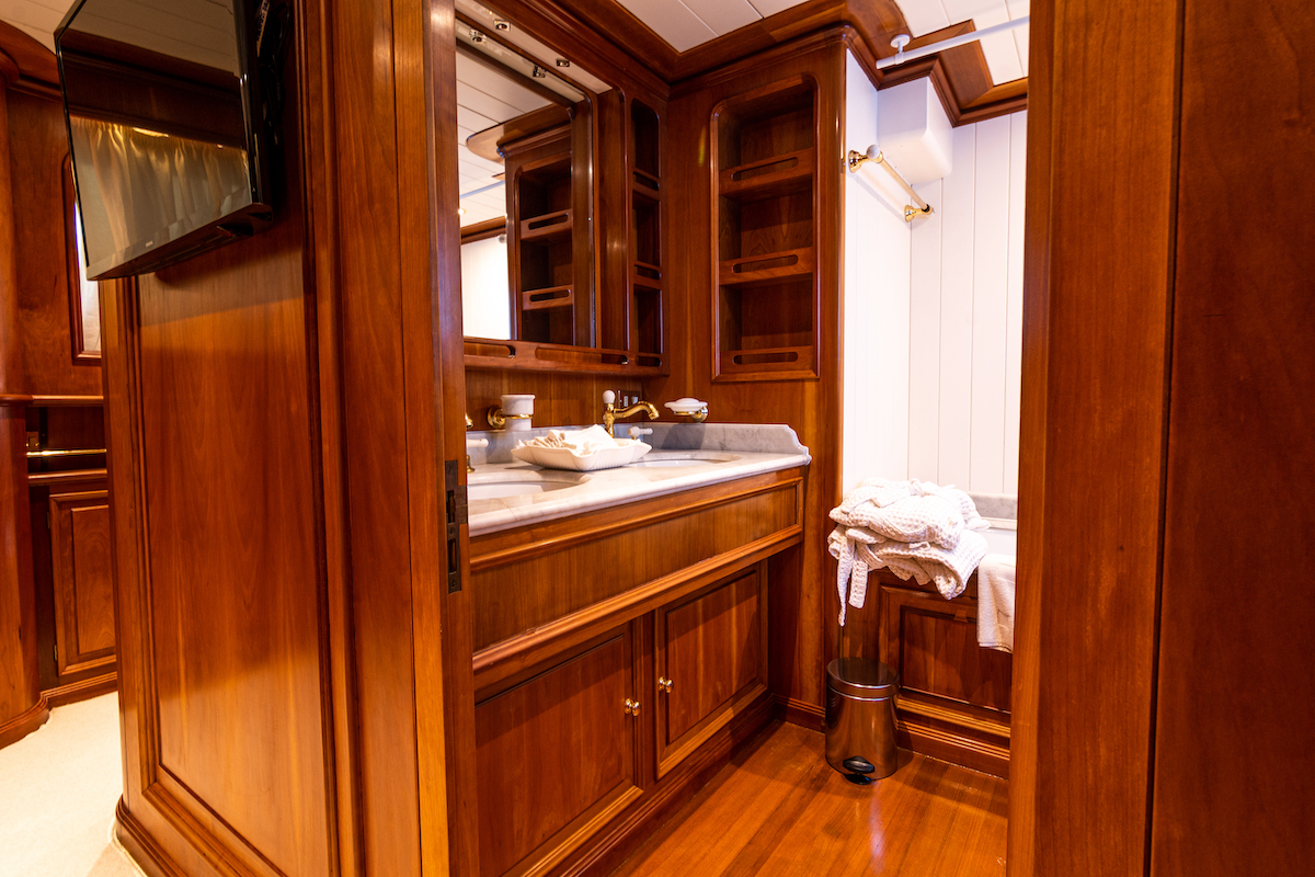 master ensuite  .jpg
