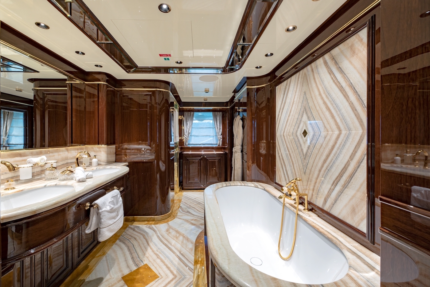 master ensuite - main deck.jpg