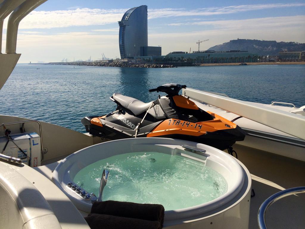 mochi-25m-barcelona-mallorca-alquiler-charter-11.jpg