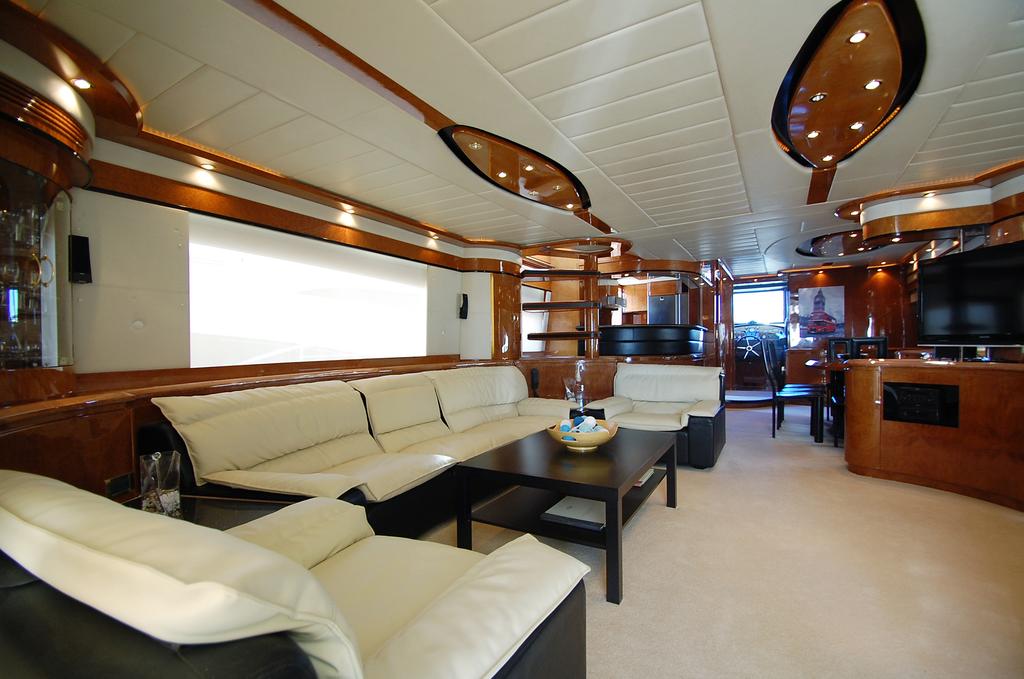 mochi-25m-barcelona-mallorca-alquiler-charter-3.jpg