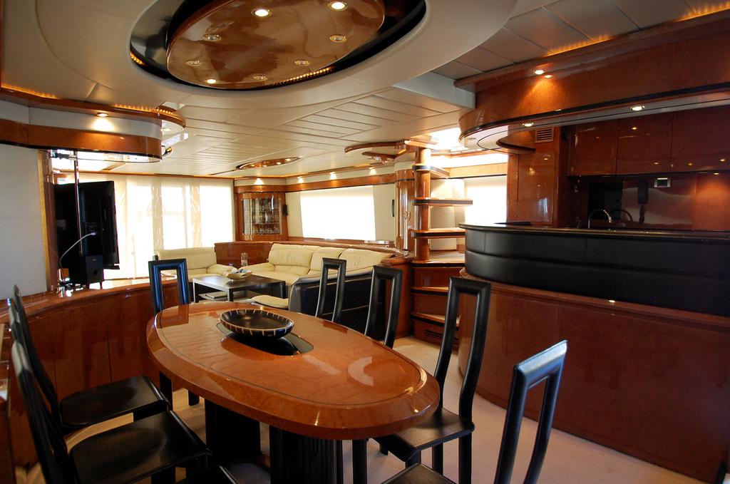 mochi-25m-barcelona-mallorca-alquiler-charter-4.jpg