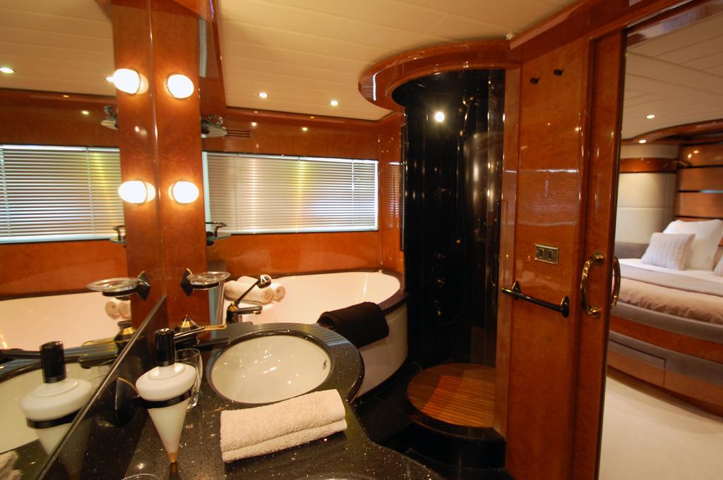 mochi-25m-barcelona-mallorca-alquiler-charter-7.jpg