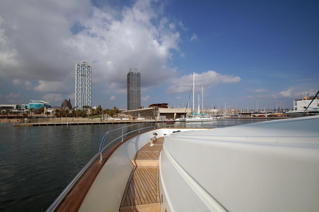 mochi-25m-barcelona-mallorca-alquiler-charter-8.jpg