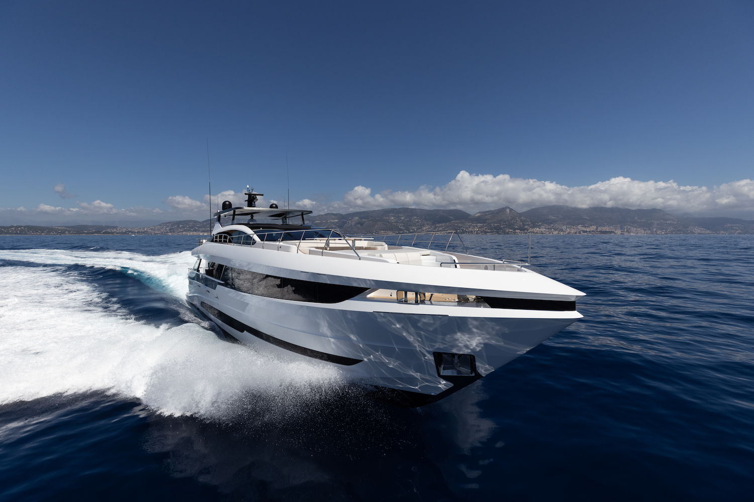 motor yacht DOPAMINE running.jpg