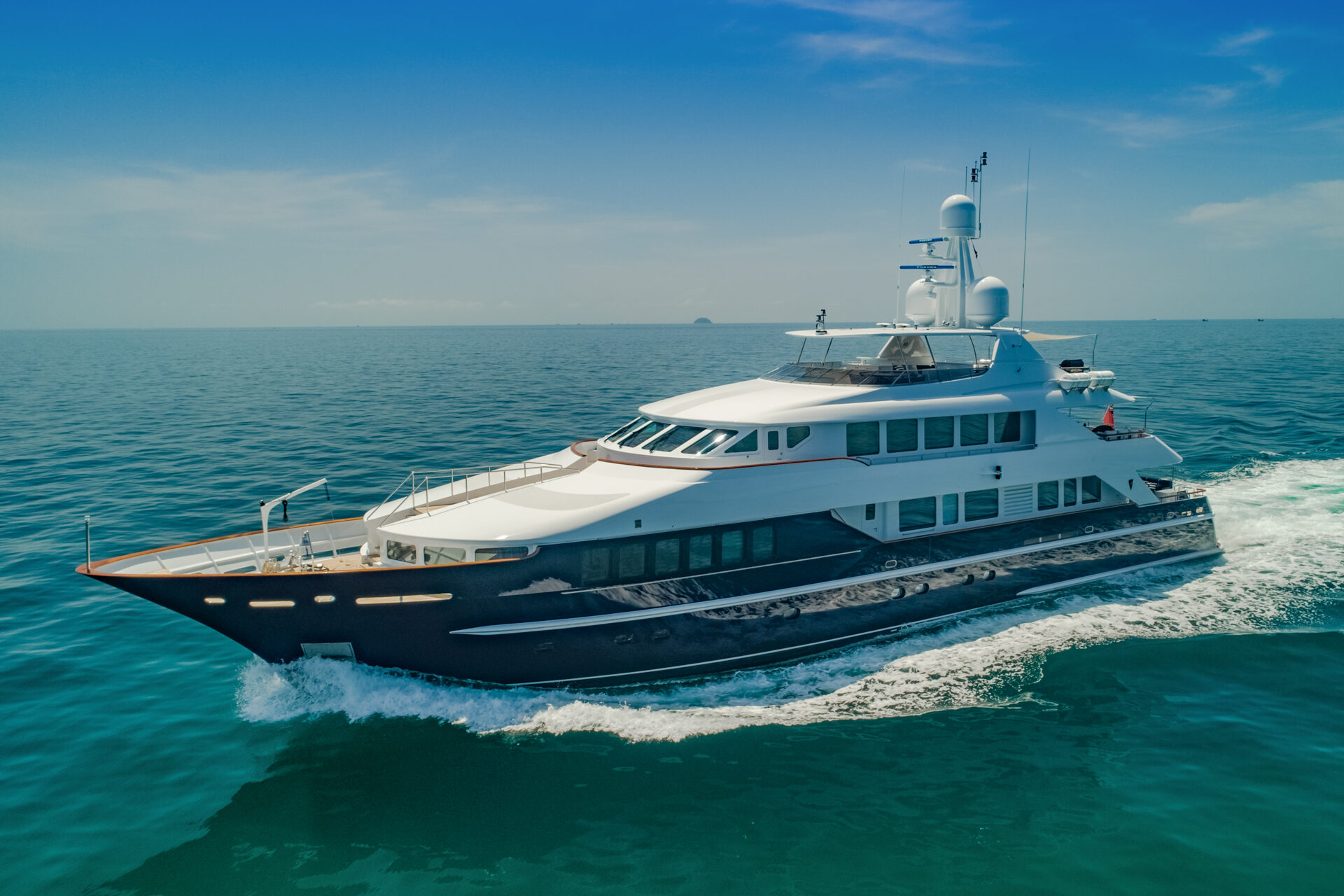 motor yacht LADY AZUL02.jpg