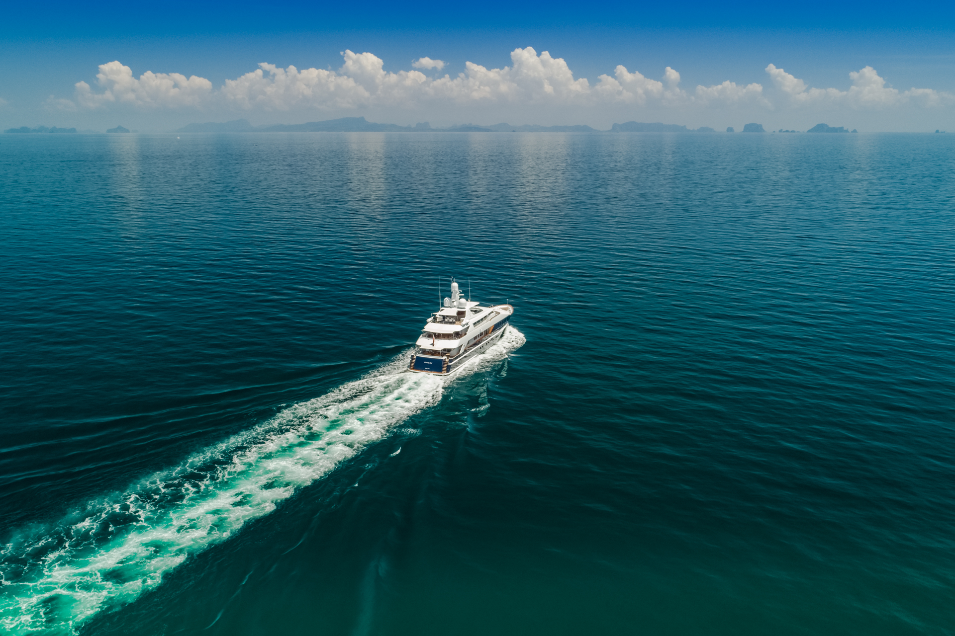 motor yacht LADY AZUL04.jpg