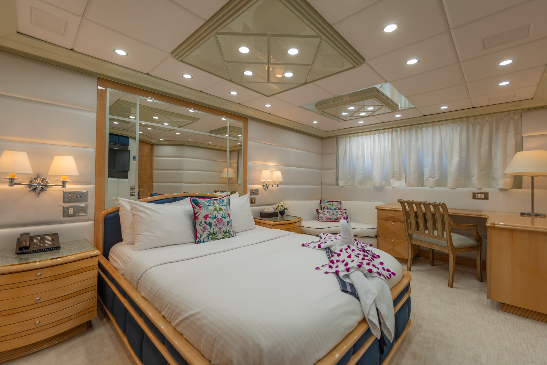 motor yacht LADY AZUL32.jpg